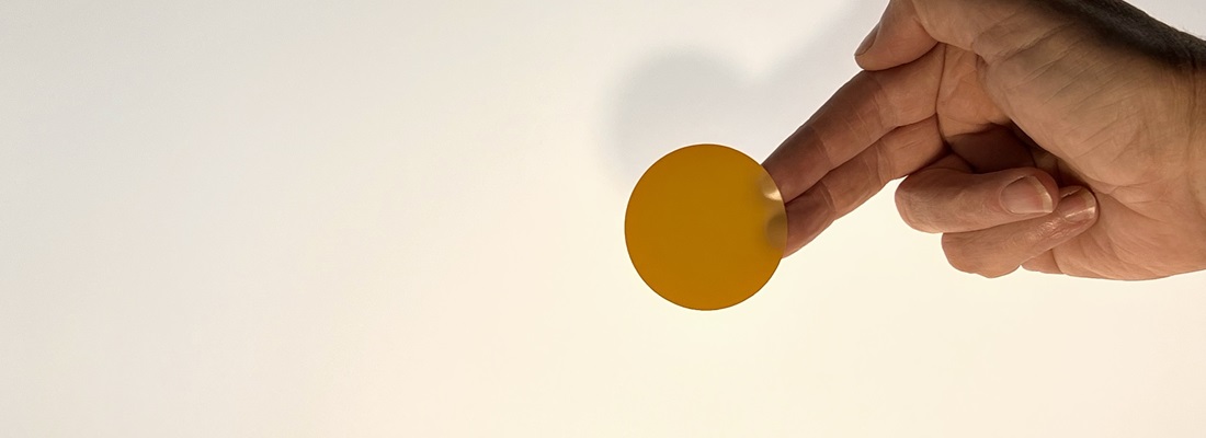 Bernsteinfarbene LED-Farbfolie auf weißem Hintergrund – Lichtfolie von Folien-Fischer in München, Bielefeld, Halle, Paderborn und Chemnitz.