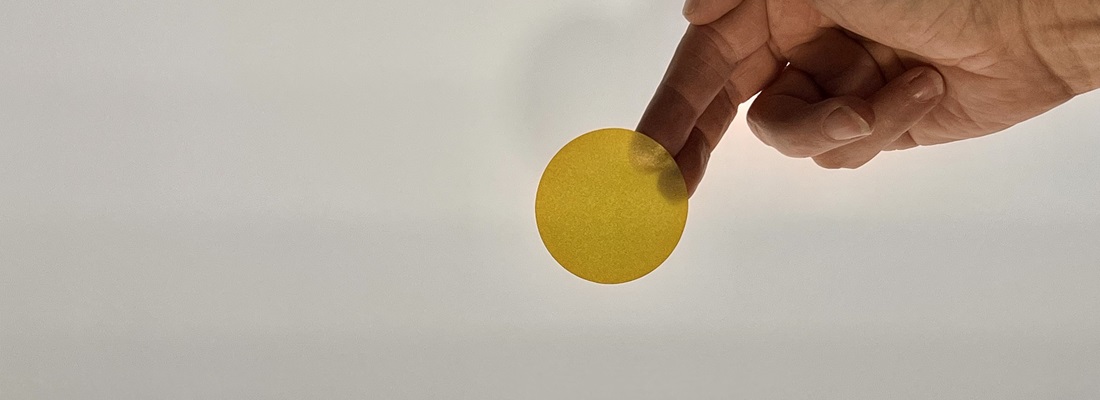 Goldgelbe LED-Farbfolie mit Reflexion – warme Lichtfolie von Folien-Fischer in Frankfurt, Leipzig, Erfurt, Freiburg und Regensburg.