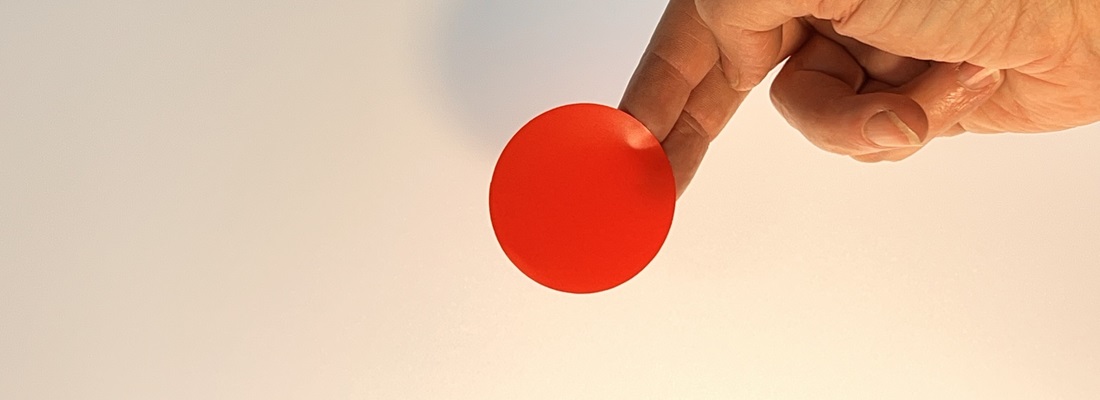 Rote LED-Farbfolie auf weißem Untergrund – kräftige Lichtfolie von Folien-Fischer in Nürnberg, Wiesbaden, Augsburg, Oldenburg und Lübeck.